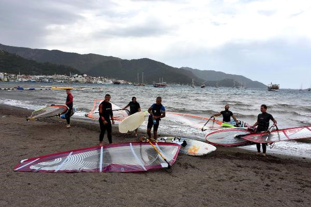 Marmaris\'te Tatilcilerin Rüzgar Keyfi