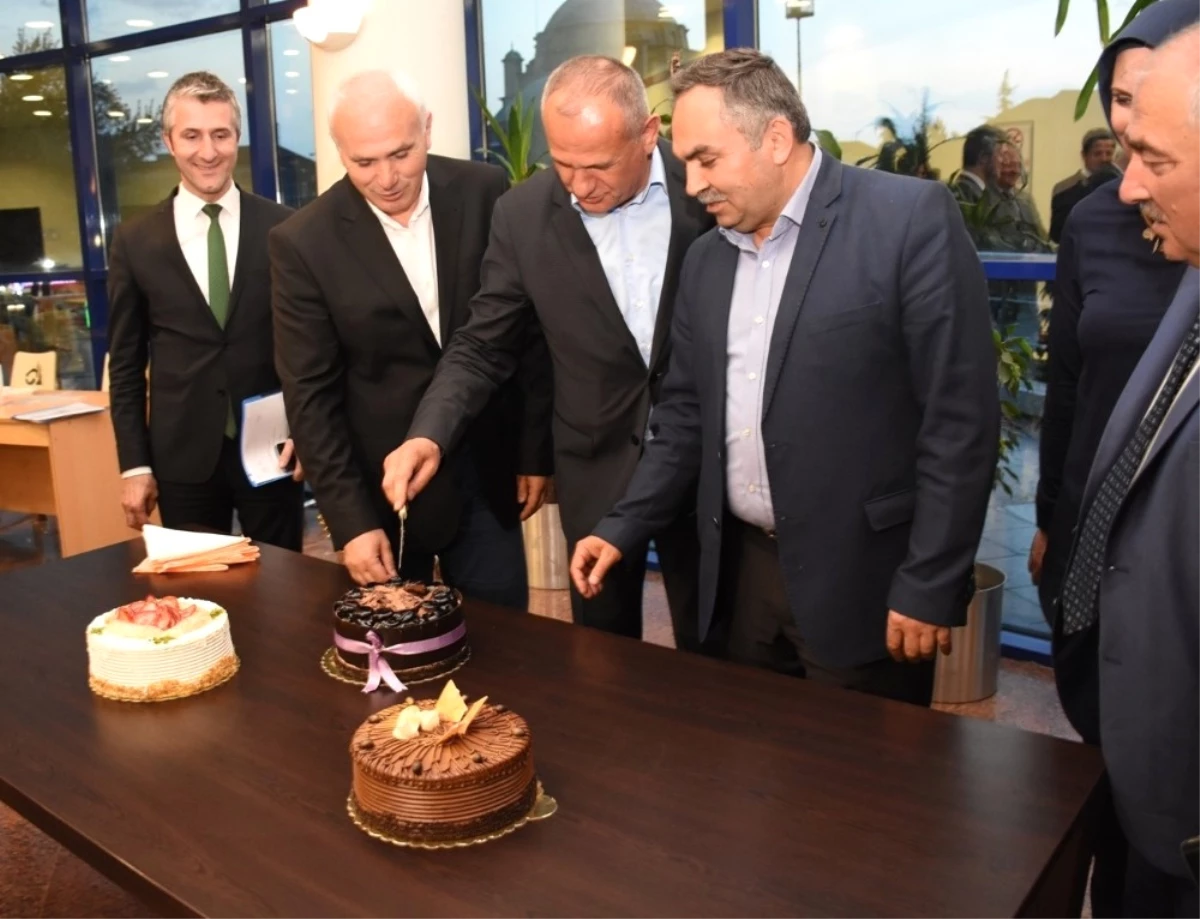 Meclis Üyesi Ayhan Cicu\'ye Mecliste Sürpriz Doğum Günü
