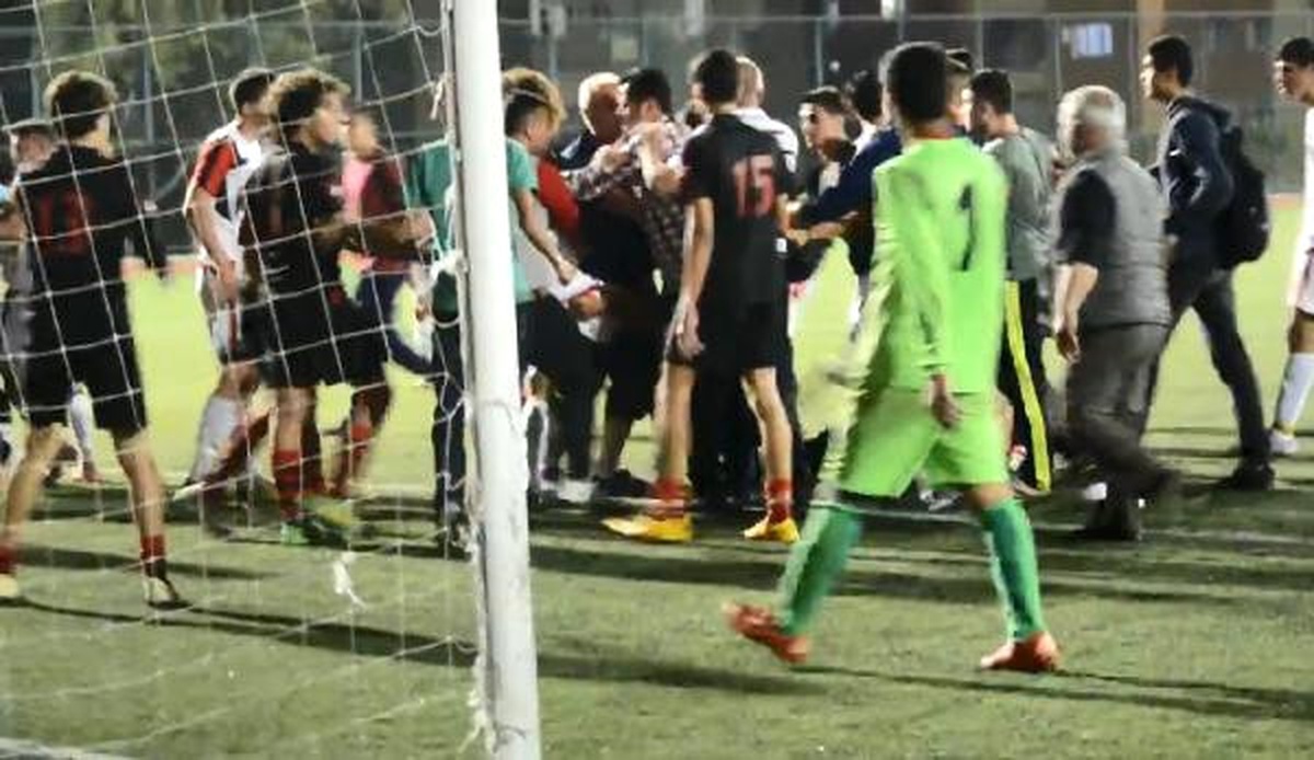 Mersin\'de Futbolcular Antrenöre Saldırdı