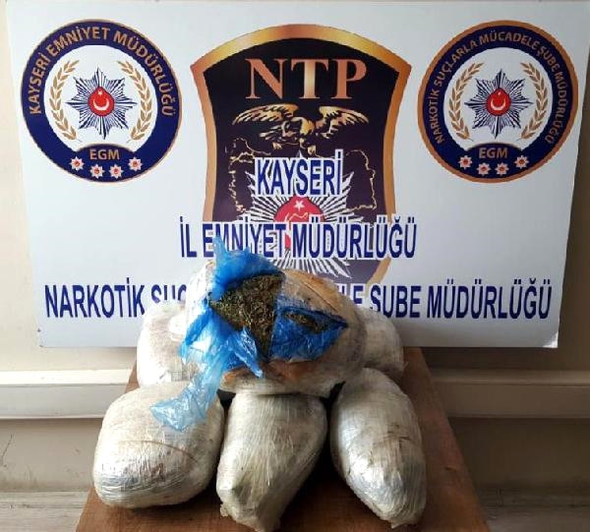 Otomobilin Tamponunda 8 Kilo Esrar Ele Geçirildi