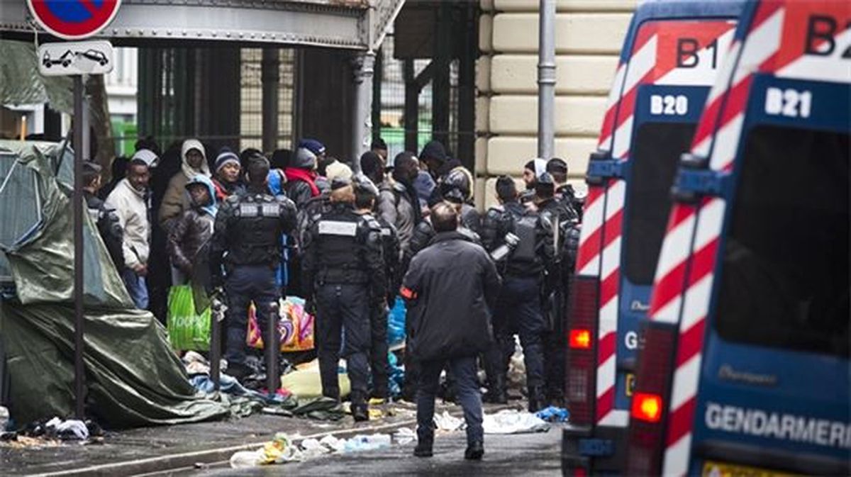 Paris\'te Köprü Altındaki Sığınmacılara Operasyon
