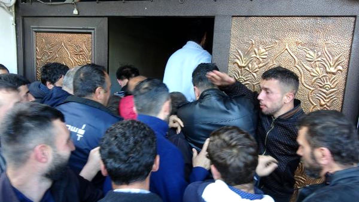 Rize\'de İşkur Önünde Mevsimlik İş Başvurusu İzdihamı