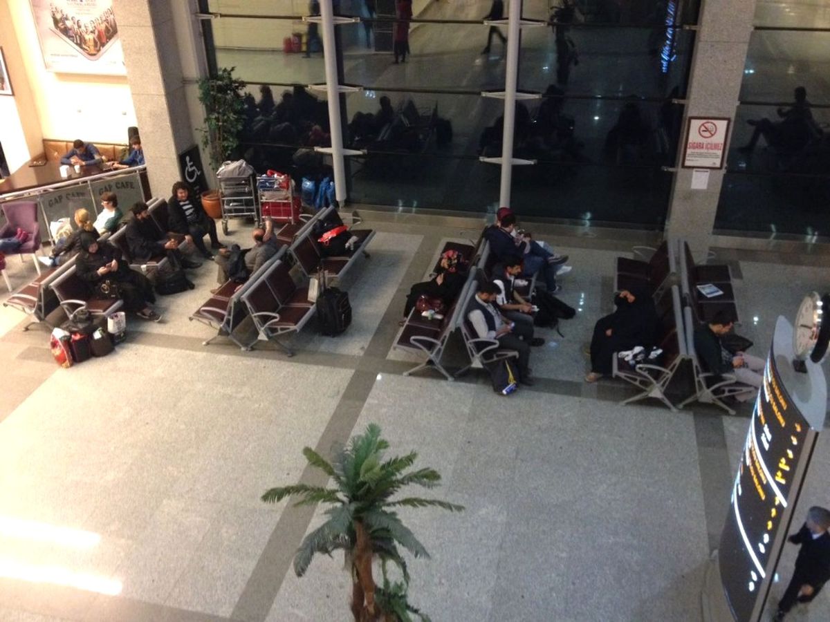 Şanlıurfa\'da Lastiği Patlayan Uçak 8 Saat Rötar Yaptı