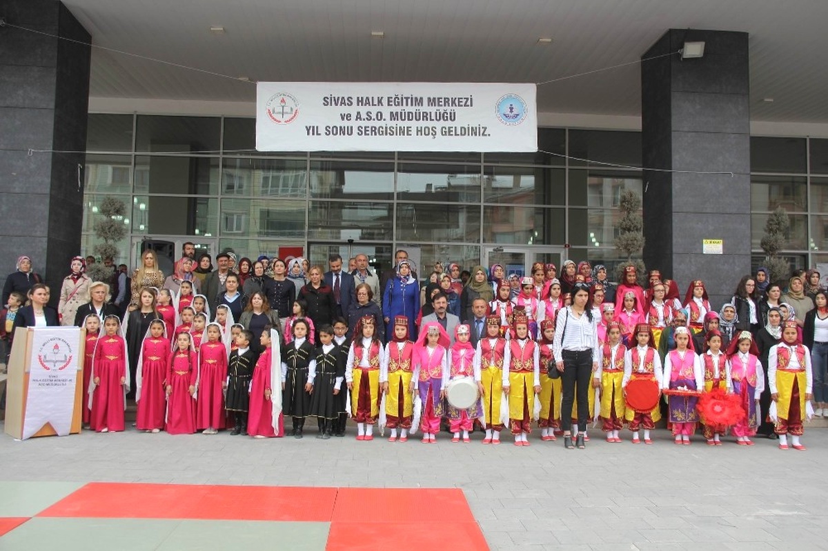 Sivas\'ta Halk Eğitim Merkezi Kursiyerleri Sergi Açtı
