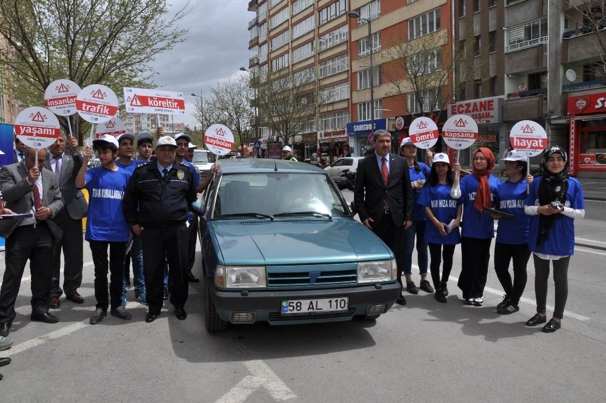 Sivas\'ta Üniversiteli Öğrencileri Trafik Kontrolü Yaptı