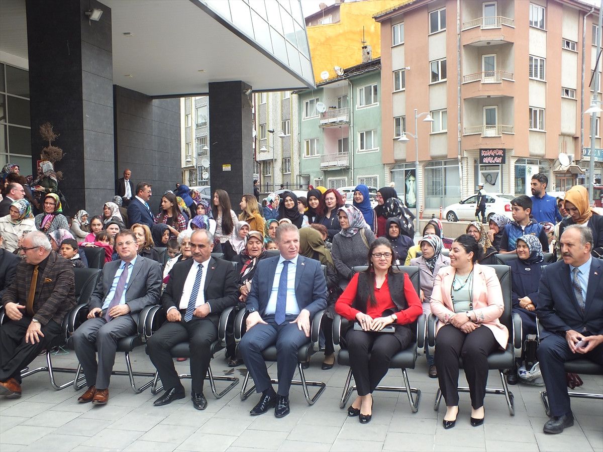 Sivas Valisi Gül Sergi Açtı