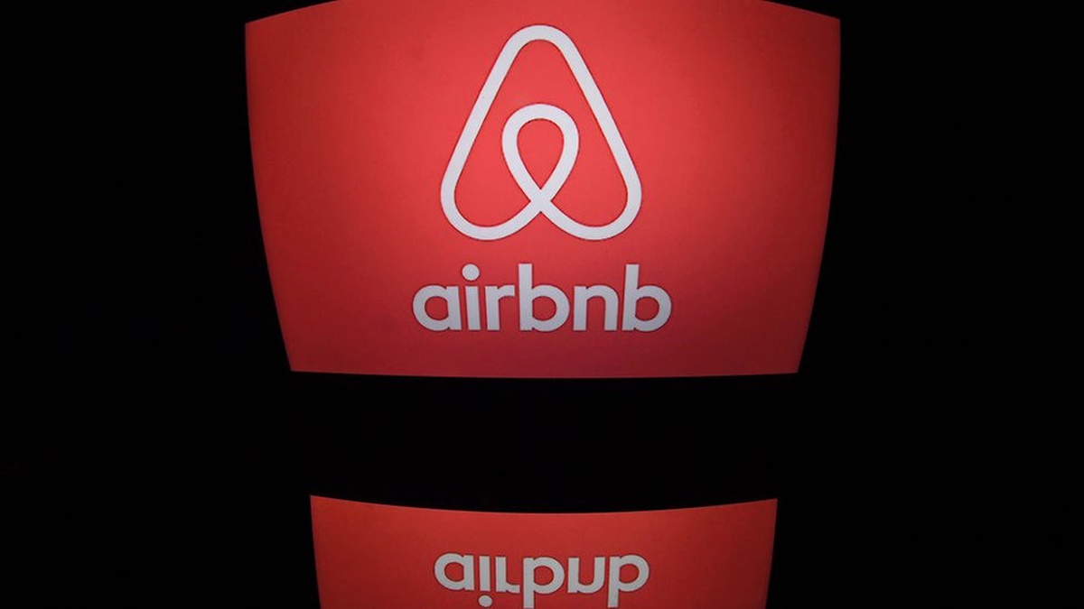 Türk Polisi, İngiliz Turistleri Airbnb Evinden Şafak Baskınıyla Çıkardı\'