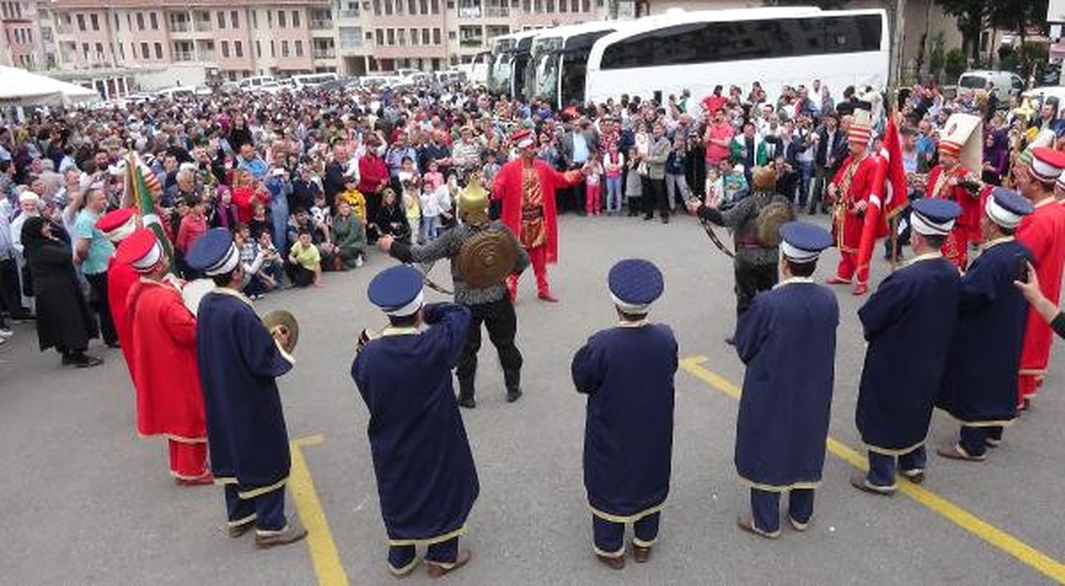 Umreye Giden Bursaspor Taraftarlarına Mehterli Uğurlama