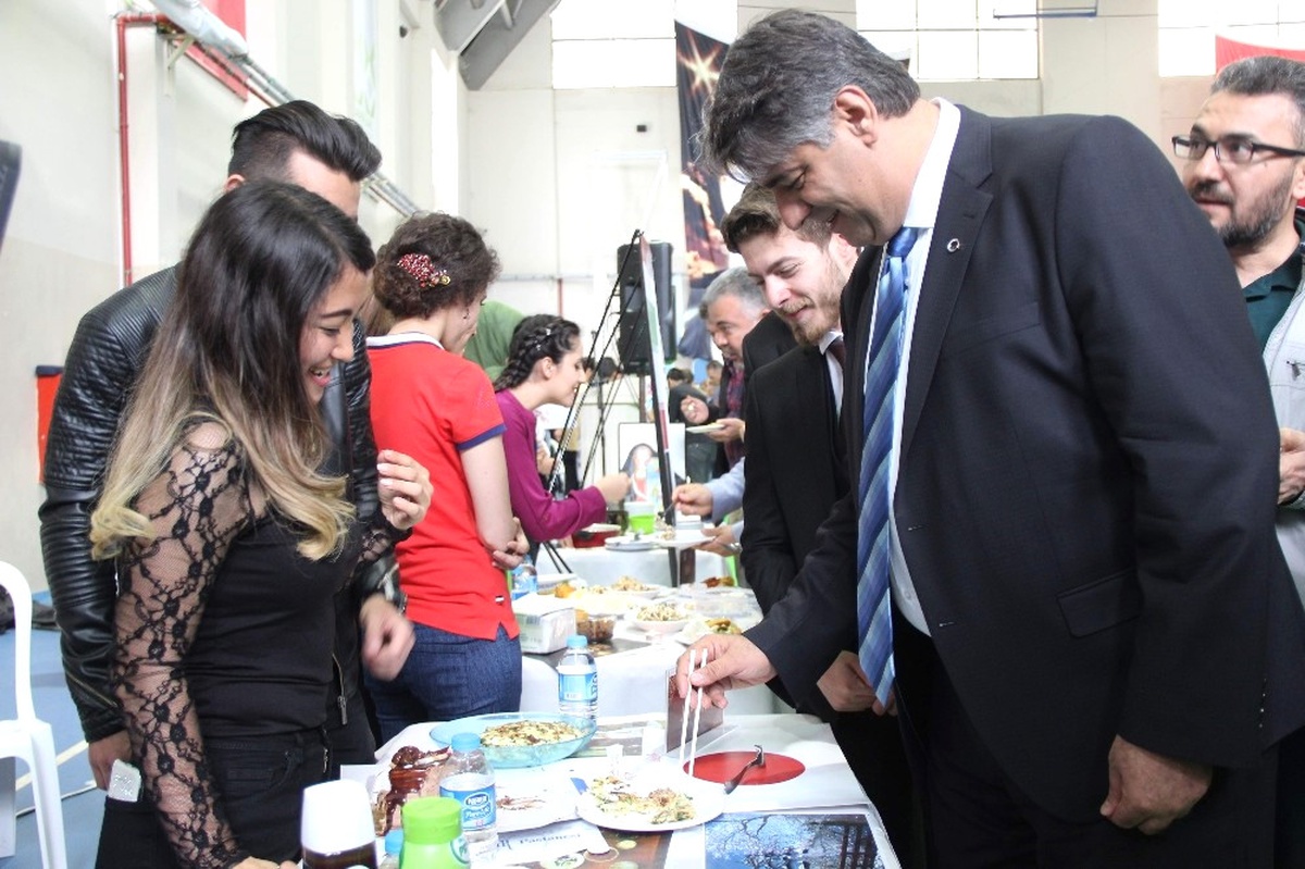 Üniversite Öğrencileri Ülkelerinin Kültürlerini Tanıttı