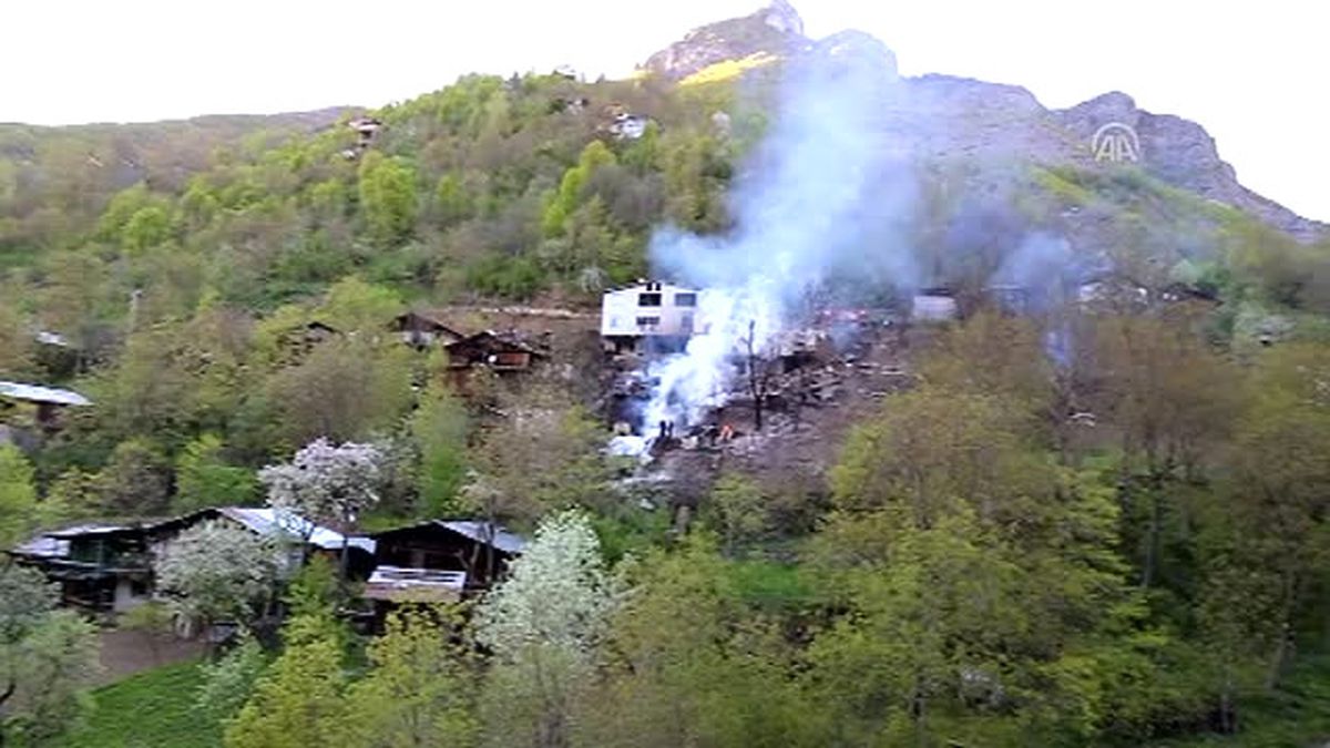 Vali Doğanay, Evleri Yanan Köylülerle Görüştü