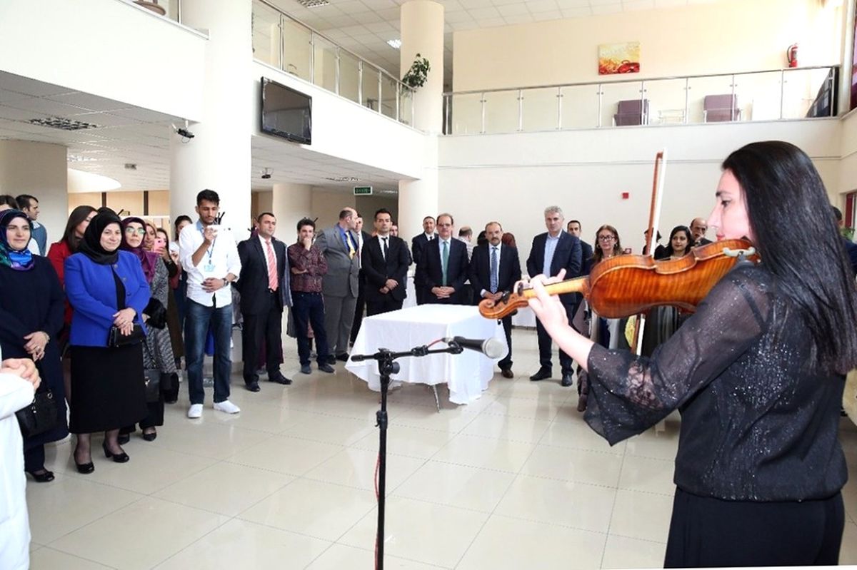 Vali İsmail Ustaoğlu, Öğrenciler Yararına Düzenlenen Kermese Katıldı