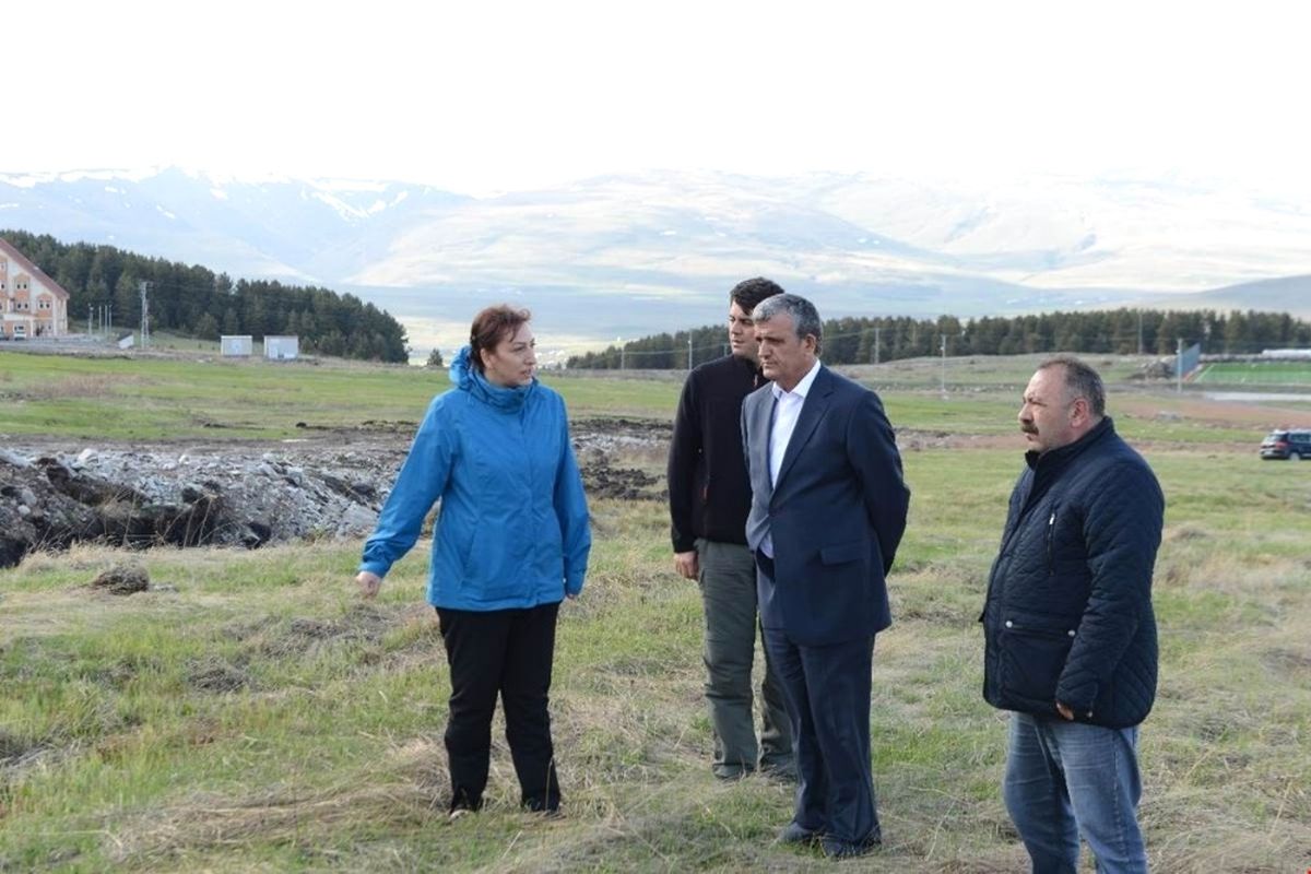 Vali Özefe, Yalnızçam Kayak Merkezinde İncelemelerde Bulundu