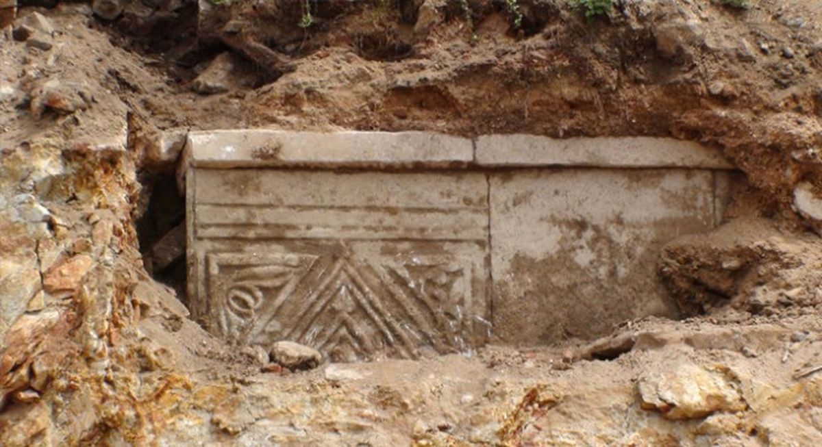 Yol Çalışmasında Lahit Mezar Bulundu