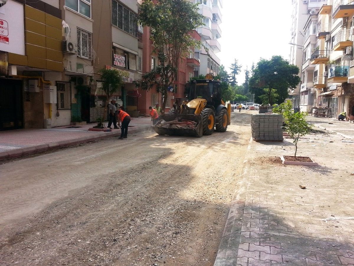 Akdeniz\'de Asfalt Çalışmaları Sürüyor