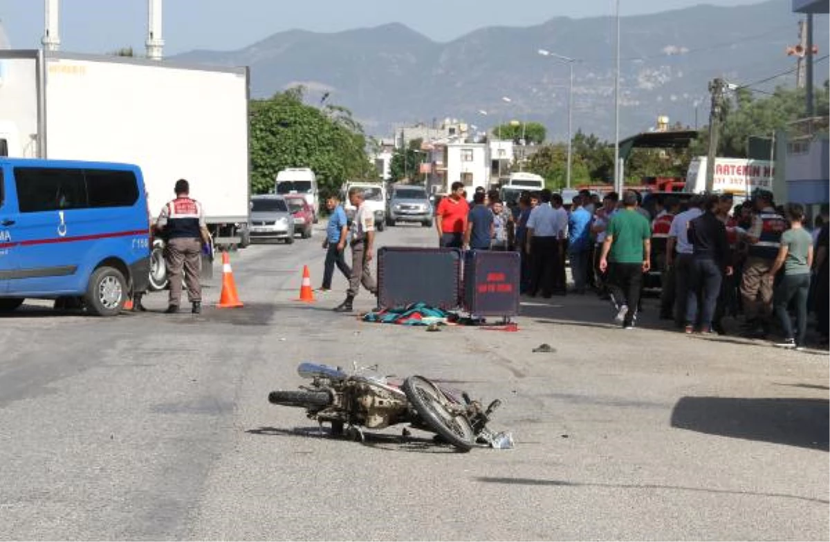 Alanya\'da Motosikletle Halk Otobüsü Çarpıştı: 2 Ölü