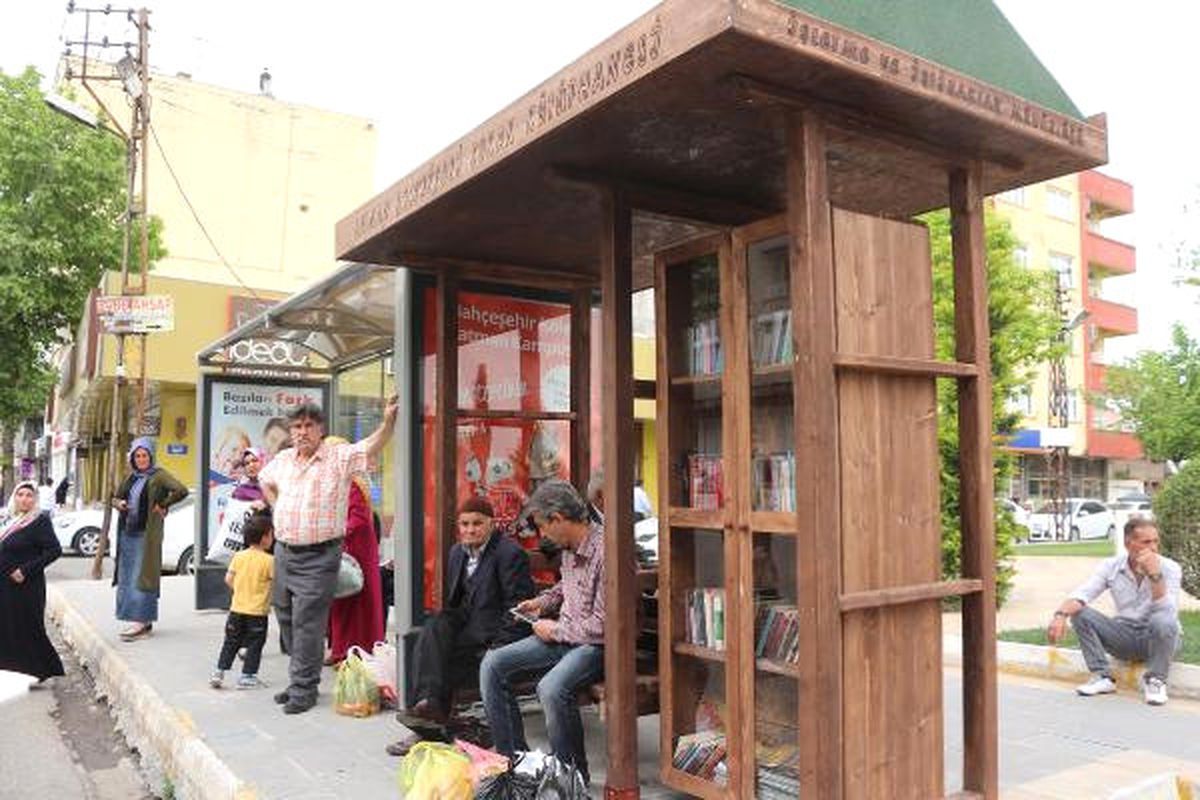 Batman\'da Duraklara Kitaplık Konuldu