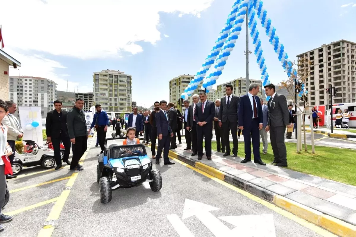 Battalgazi Belediyesi Trafik Haftasını Kutladı