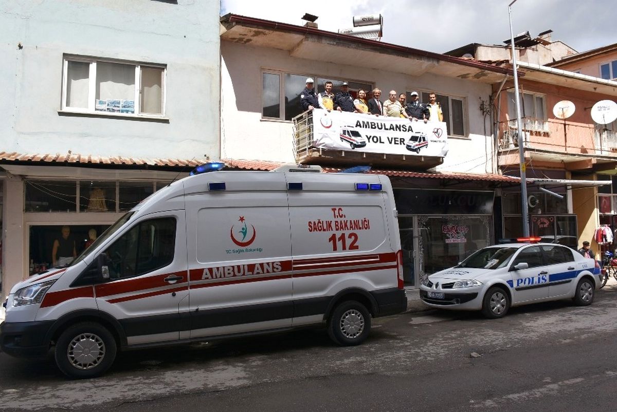 Bayrak Dayısı" 112 İçin Balkona Çıktı