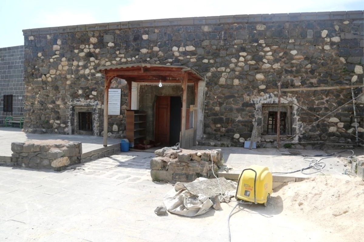 Cizre Belediyesi Mem U Zin Türbesi ve Mir Abdaliye Medresesi\'nde Restorasyon Çalışması Başlattı