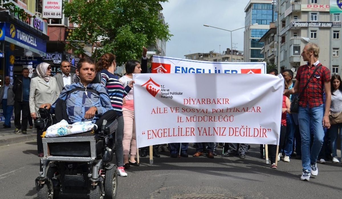 Diyarbakır\'da Engelliler Haftası Yürüyüşü