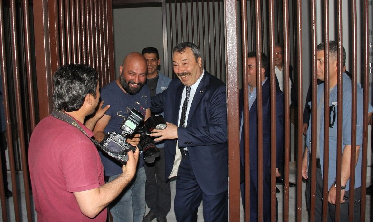 Emniyet Müdürü Gazetecileri Nezarete Attı