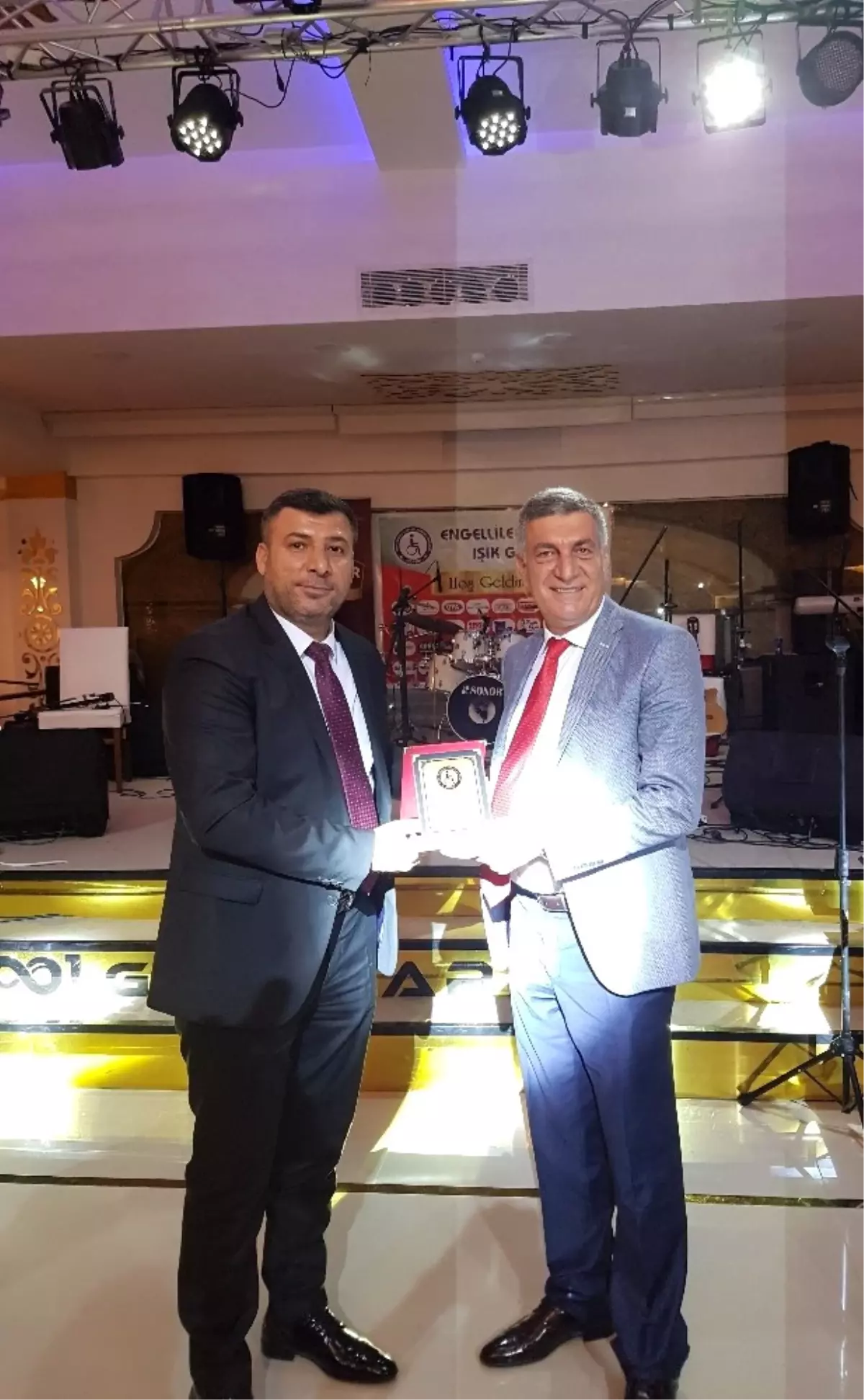 Engelli Derneğinden Alkış\'a Plaket