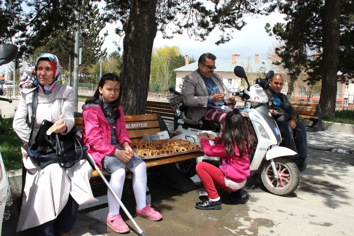 Engellilerden Vatandaşlara Kandil Simidi