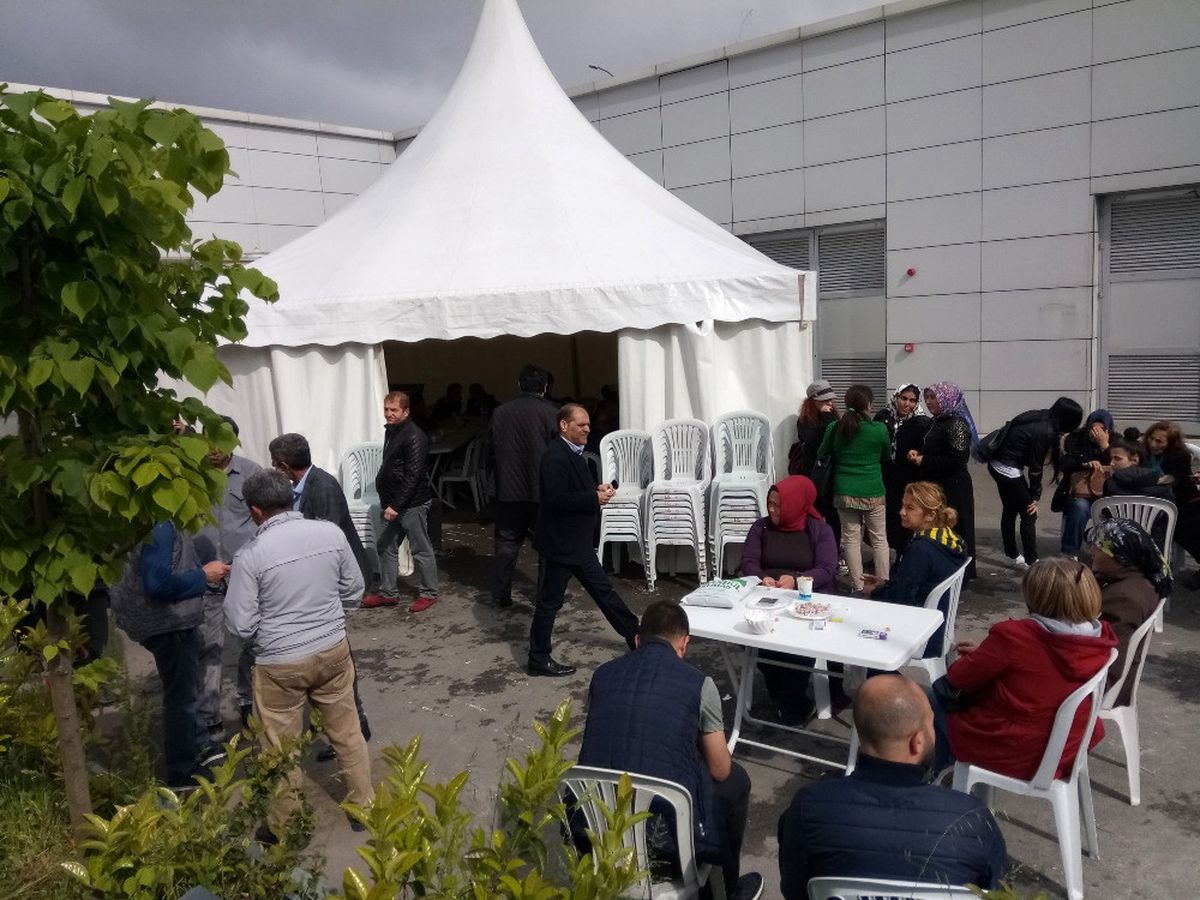 Erkal\'ın Sevenleri Hastanede Bekleyişini Sürdürüyor