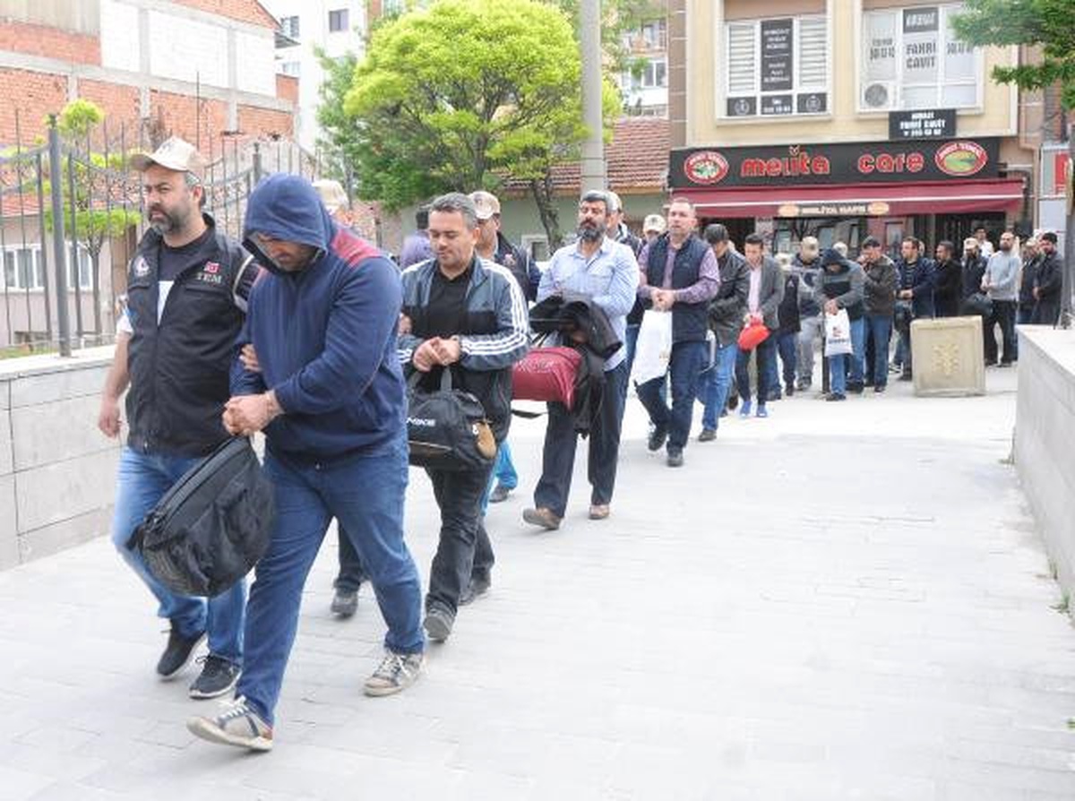 Eskişehir\'de Fetö Şüphelisi Polisler Adliyede
