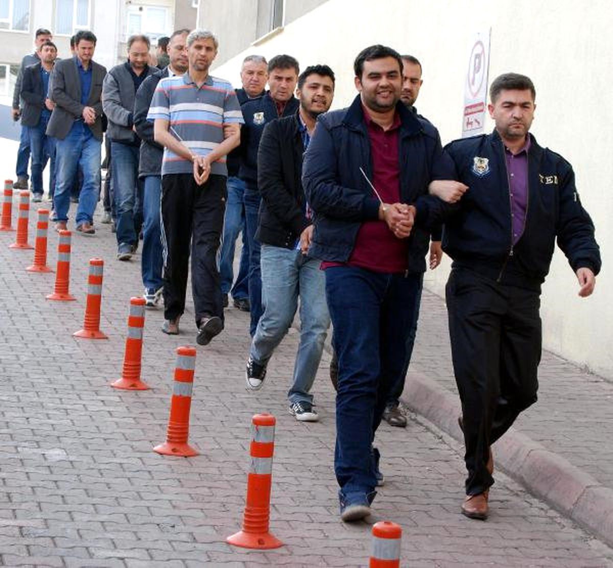 Fetö\'den Gözaltına Alınan 8 Eski Öğretmen Adliyeye Sevkedildi