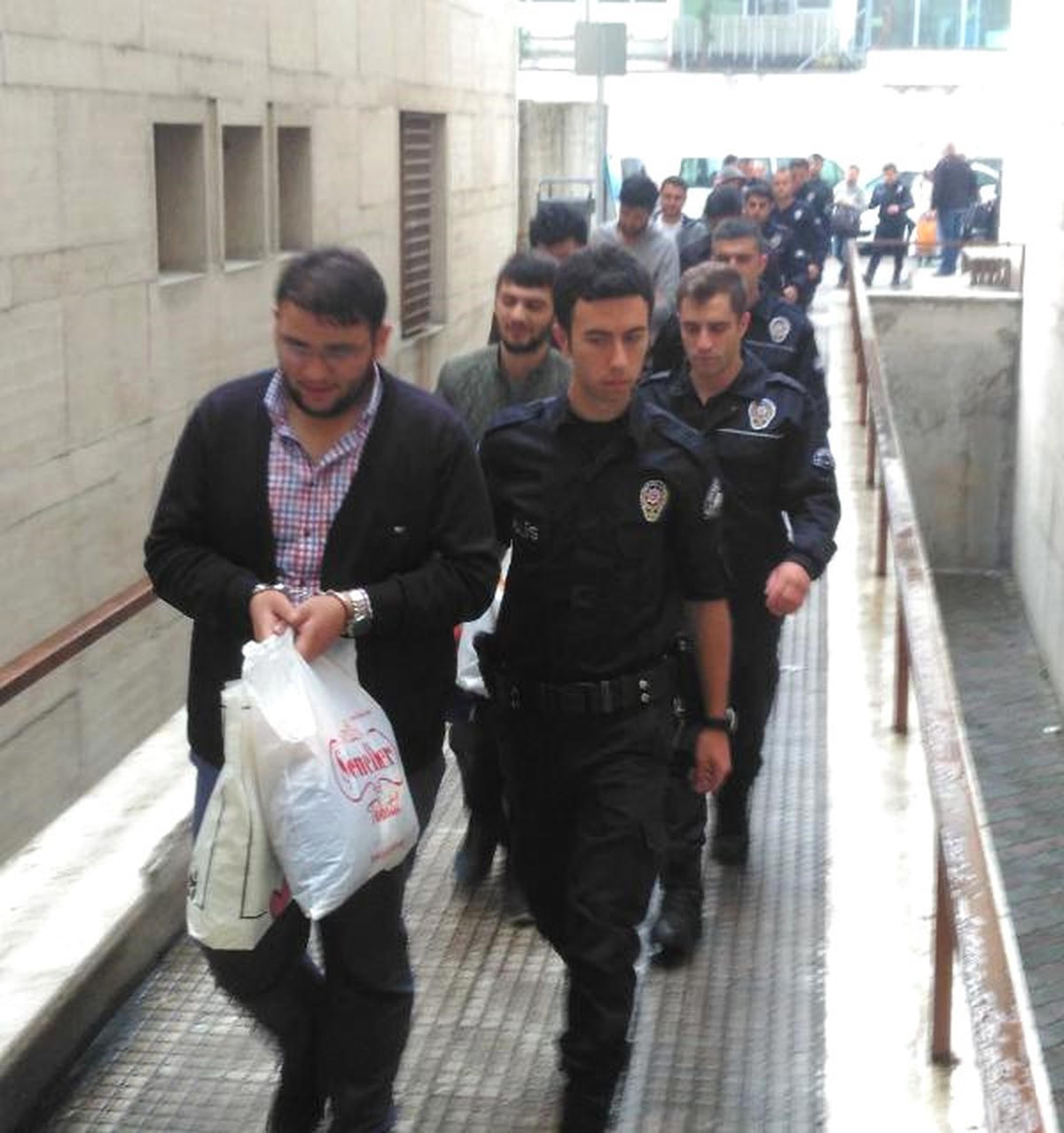 Fetö\'nün Öğrenci Yapılanması Şüphelisi 24 Kişi Adliyede