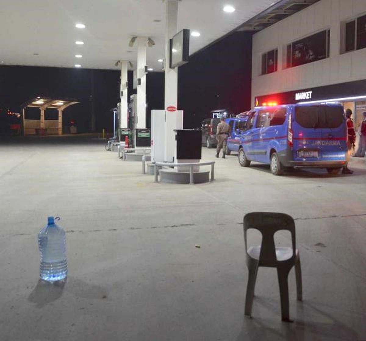 Gaspçılar Çalışmayan Otomobillerini Silah Zoruyla İttirtip Kaçtılar