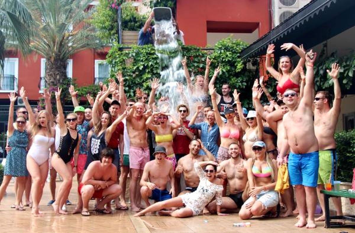 Genç Turist, Gün Boyu Parti Düzenleyen Otelleri Tercih Ediyor