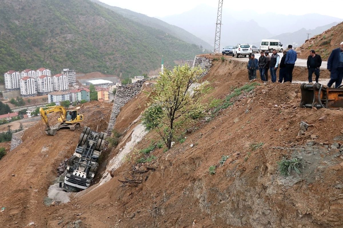 Gümüşhane\'de Damperini Kaldıran Kamyon Devrildi: 1 Yaralı