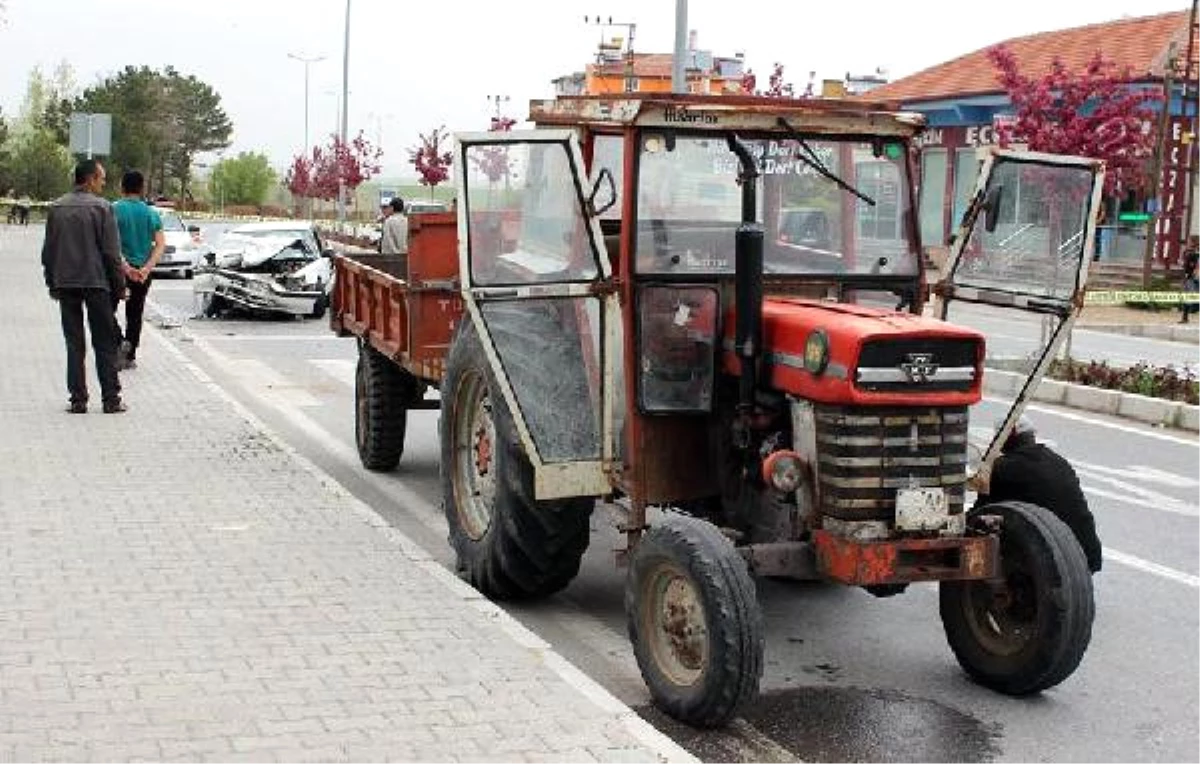 Hastane Önünde Duran Traktöre Otomobil Çarptı:  3 Yaralı