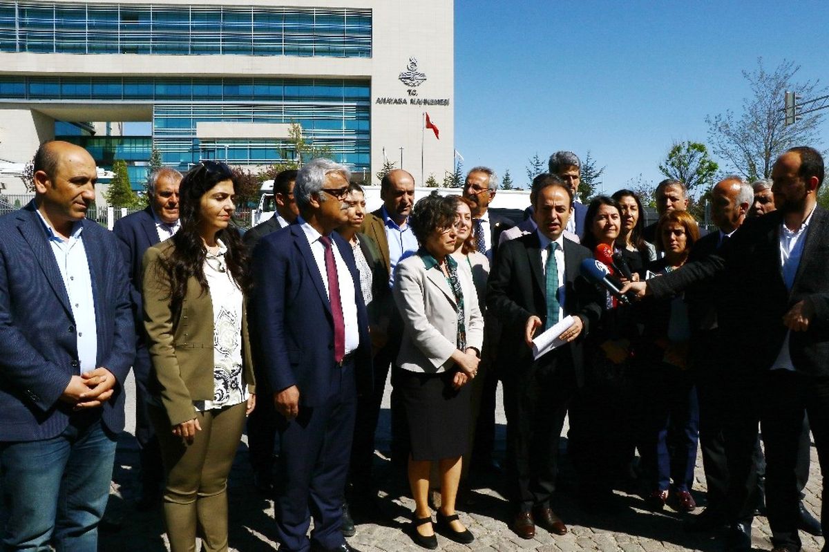 Hdp\'lilerden Anayasa Mahkemesi Önünde Basın Açıklaması