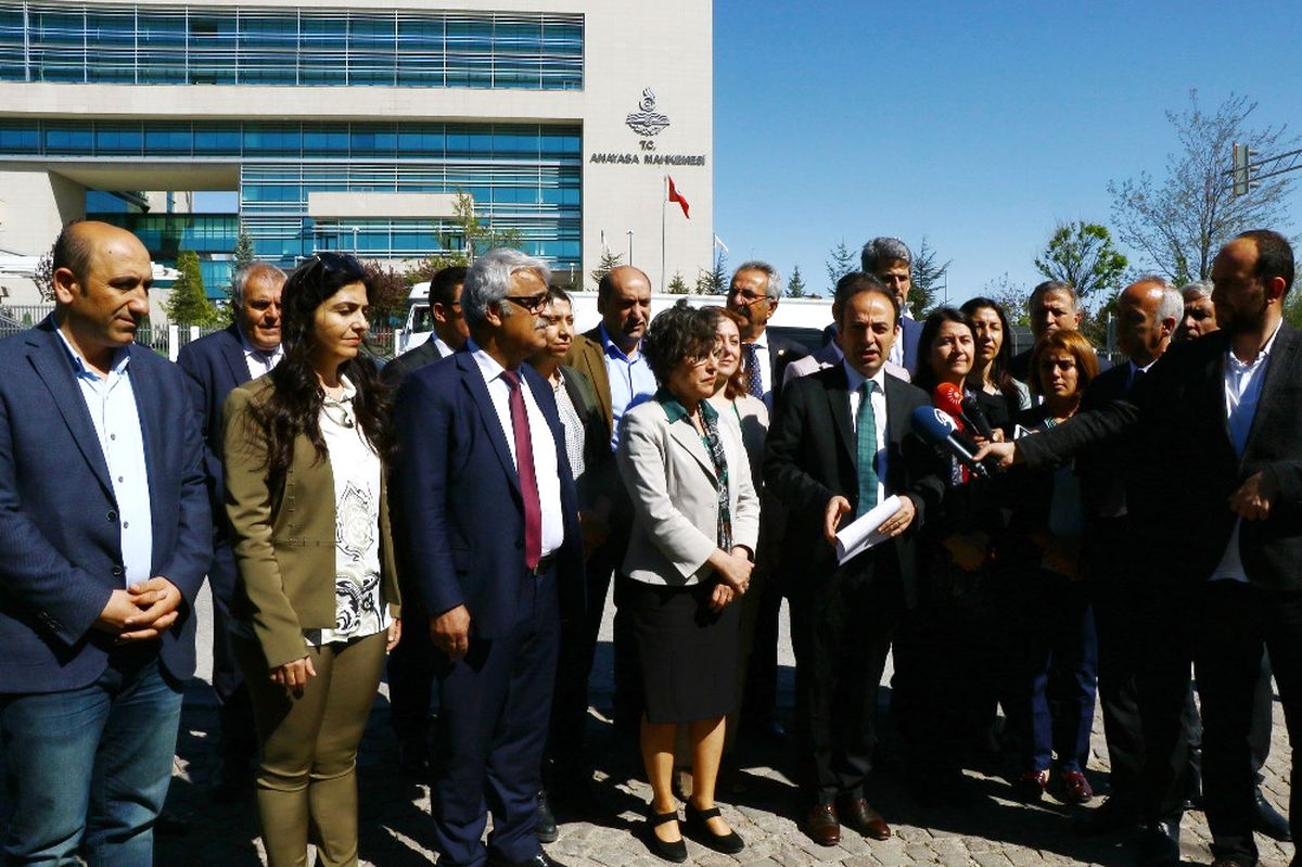 Hdp\'lilerden Anayasa Mahkemesi Önünde Basın Açıklaması