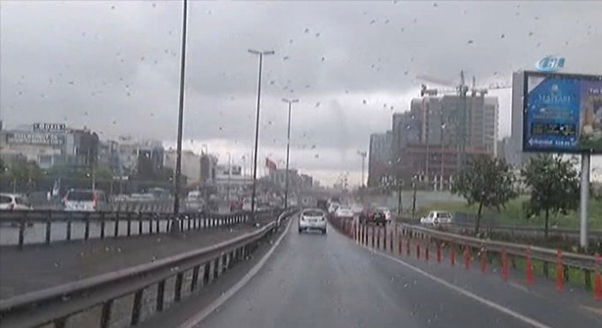 İstanbul\'da Sağanak Yağış Etkili Oluyor