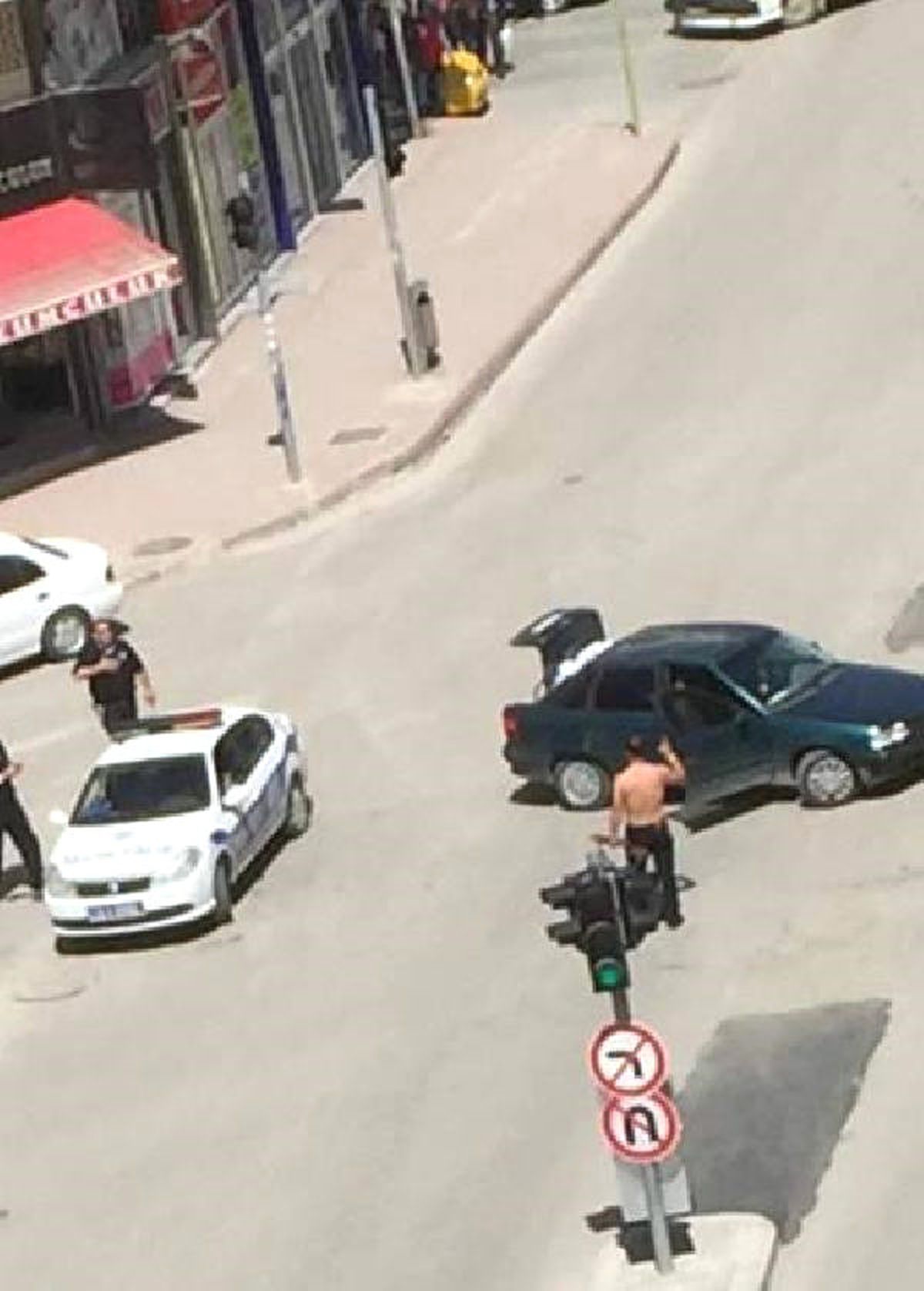 İşyerini Kapatan Kebapçı Kent Merkezinde Havaya Ateş Açtı