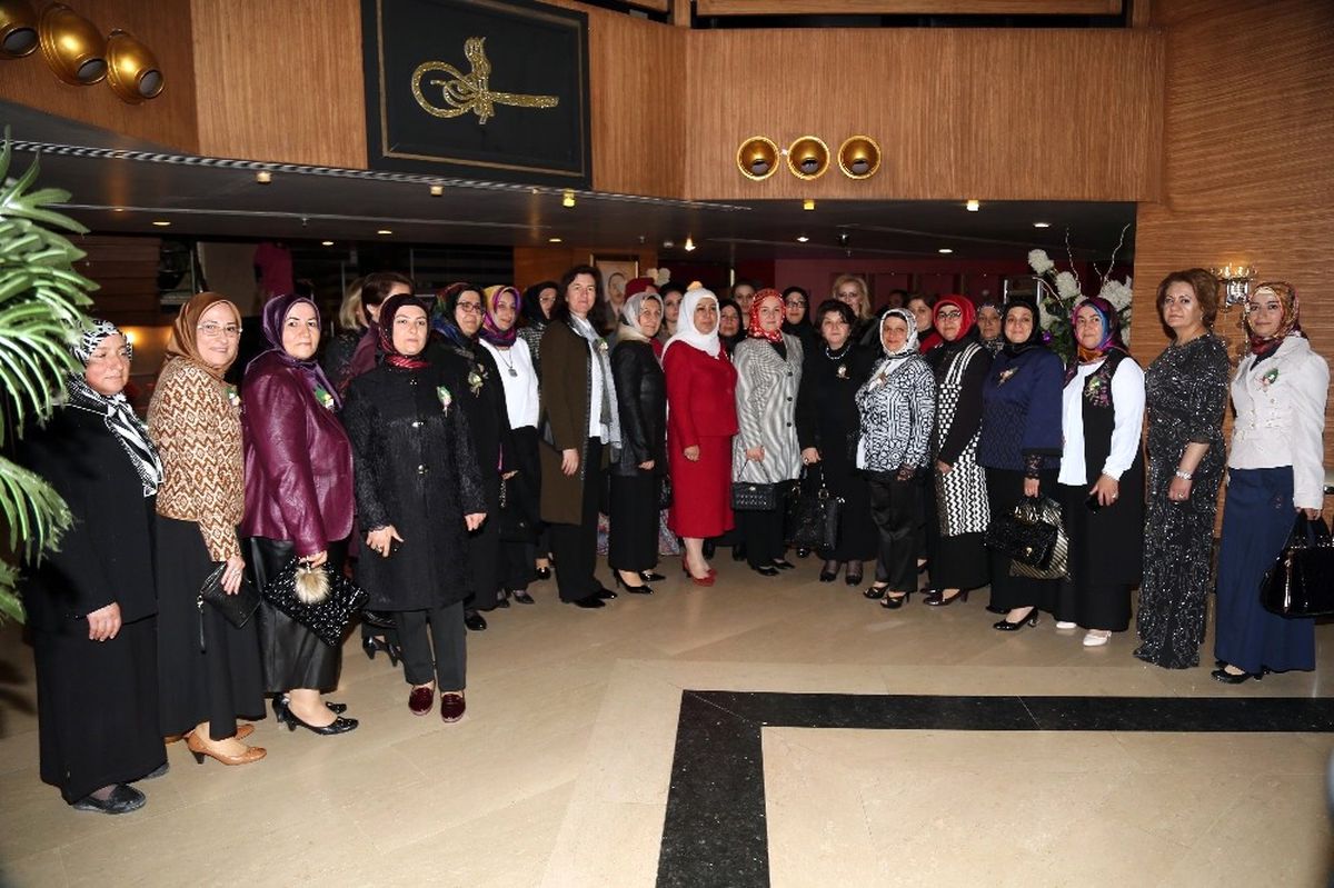 Kayseri\'de "Kucak Dolusu Sevgi" Defilesi