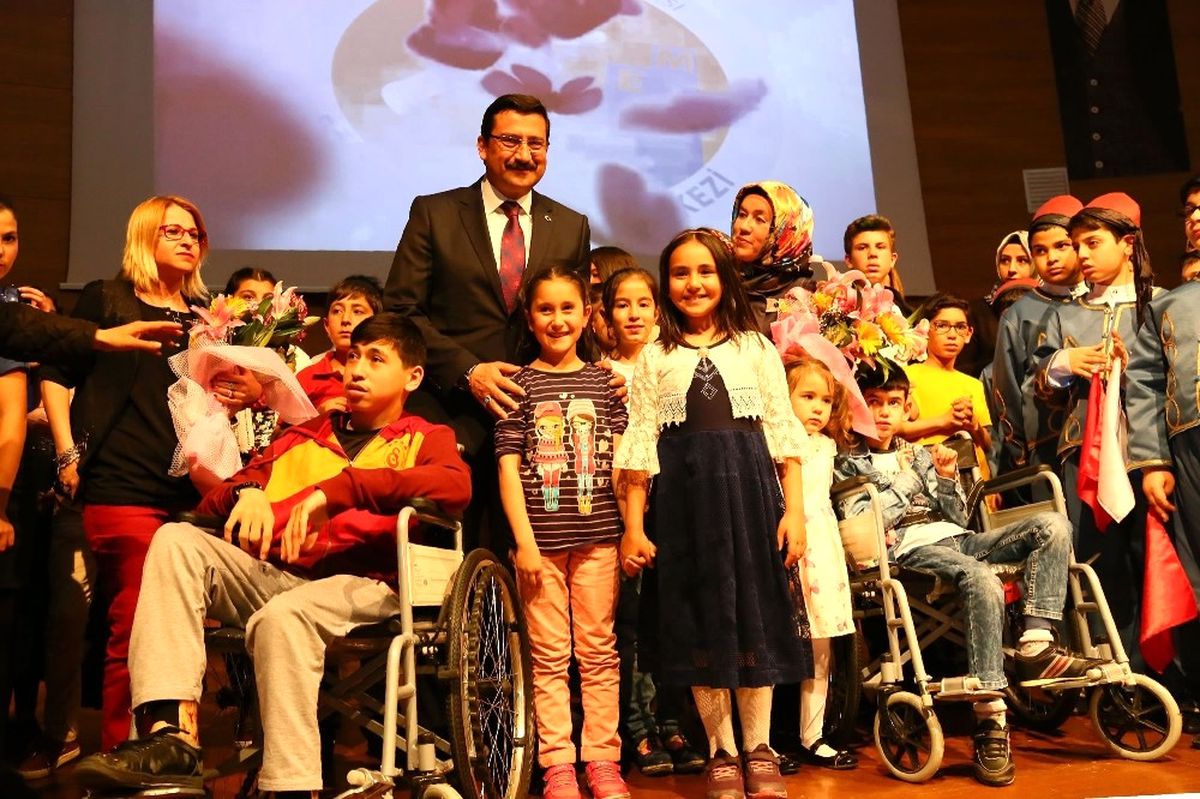 Kedem\'li Öğrencilerden \'Anneler Günü\'ne Özel Kutlama