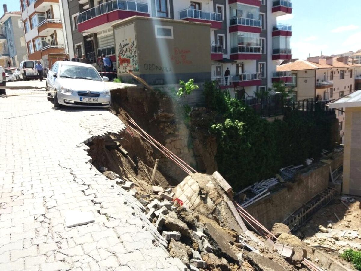 Kırıkkale\'de Yol Çöktü, Araç Askıda Kaldı