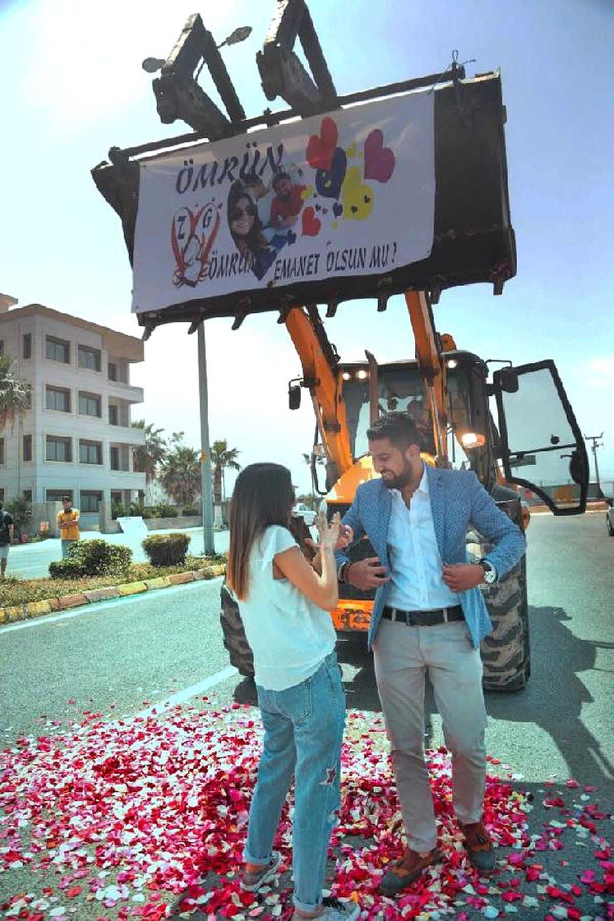 Kız Arkadaşının Üzerine Kepçeyle Gül Döktürüp Evlenme Teklif Etti