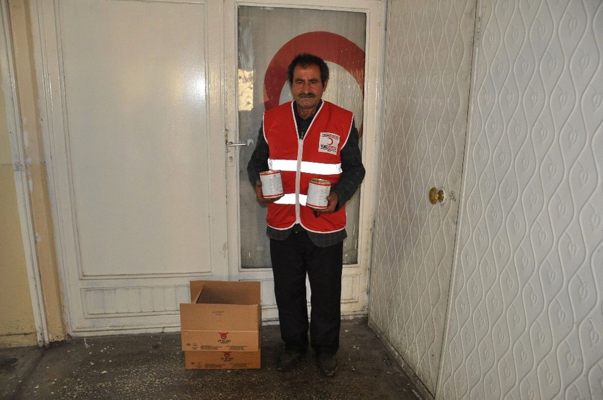 Kızılaydan Gıda ve Giyim Yardımı