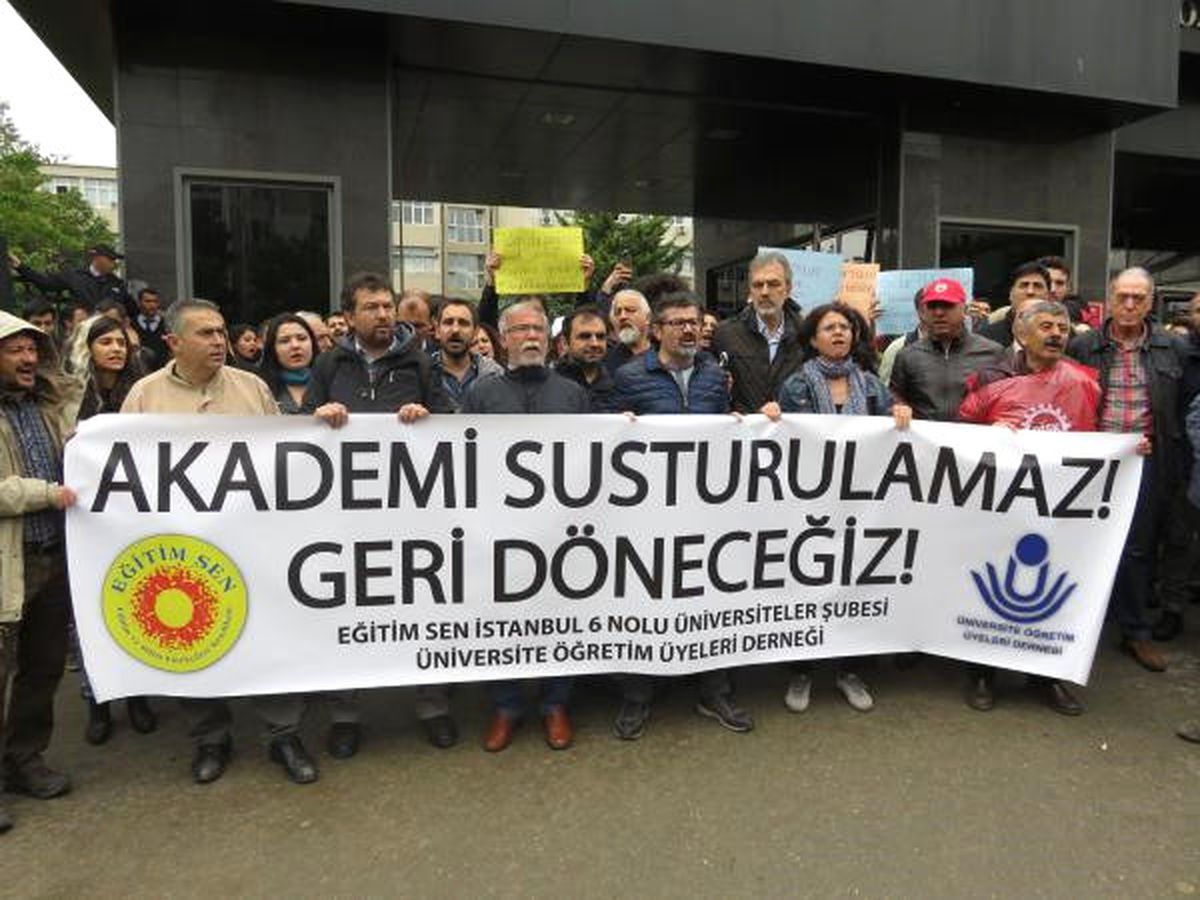 Marmara Üniversitesi\'nde İhraç Edilen Akademisyene Destek Eylemi