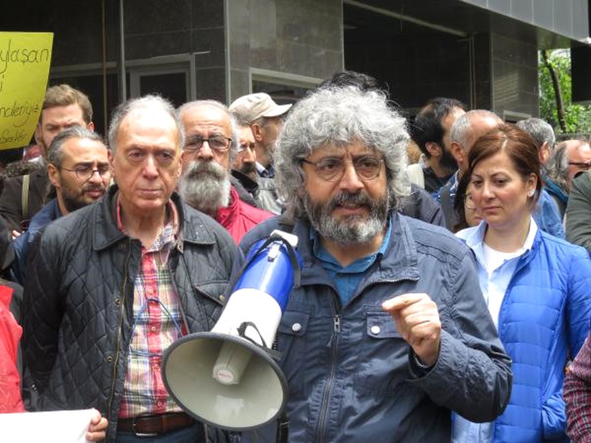 Marmara Üniversitesi\'nde İhraç Edilen Akademisyene Destek Eylemi