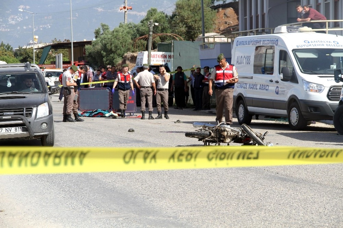 Motosikletli Gençler Otobüsün Altına Girdi: 2 Ölü