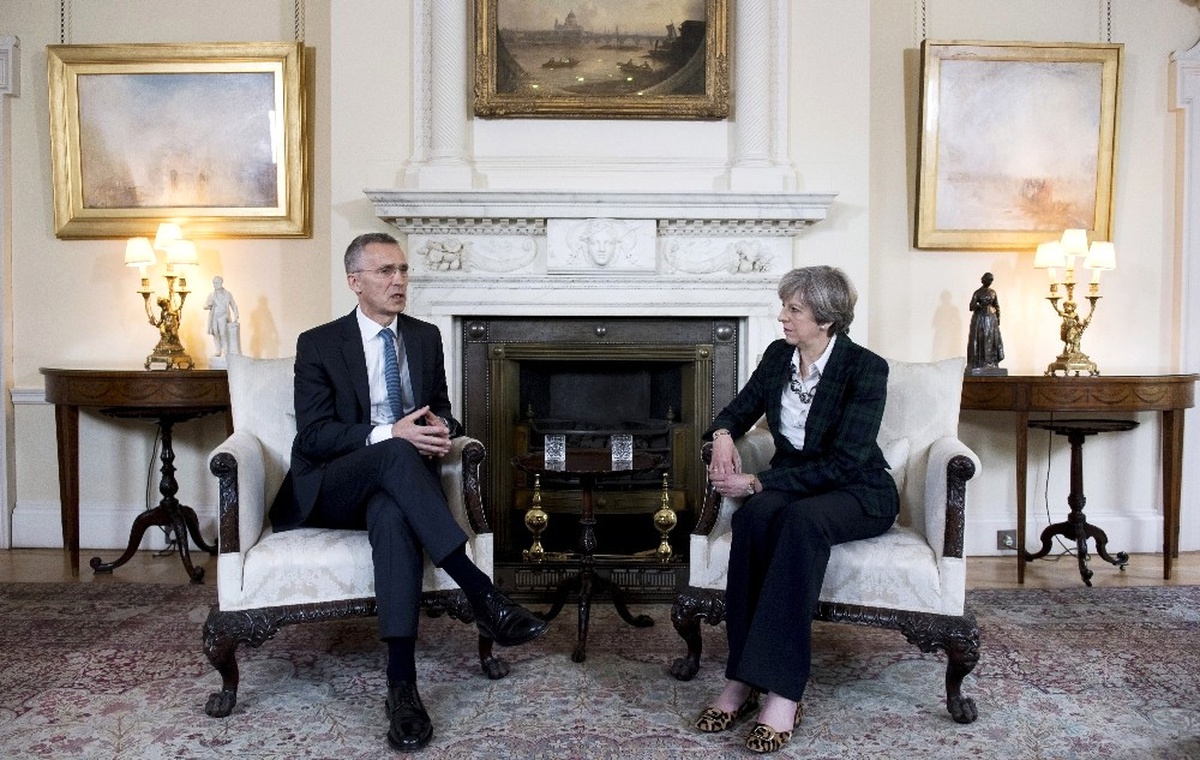 NATO Genel Sekreteri Stoltenberg, İngiltere Başbakanı May ile Görüştü