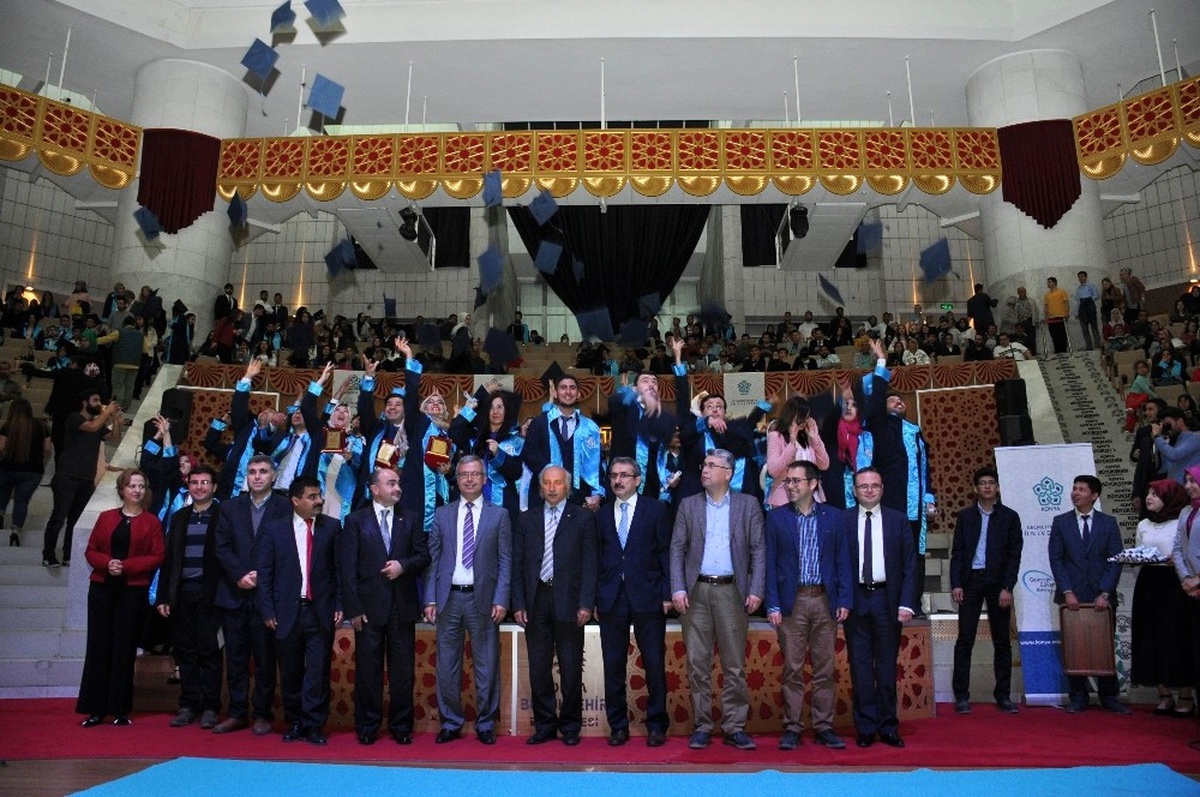 Neü\'de Sosyal ve Beşeri Bilimler Fakültesinin Mezuniyet Heyecanı
