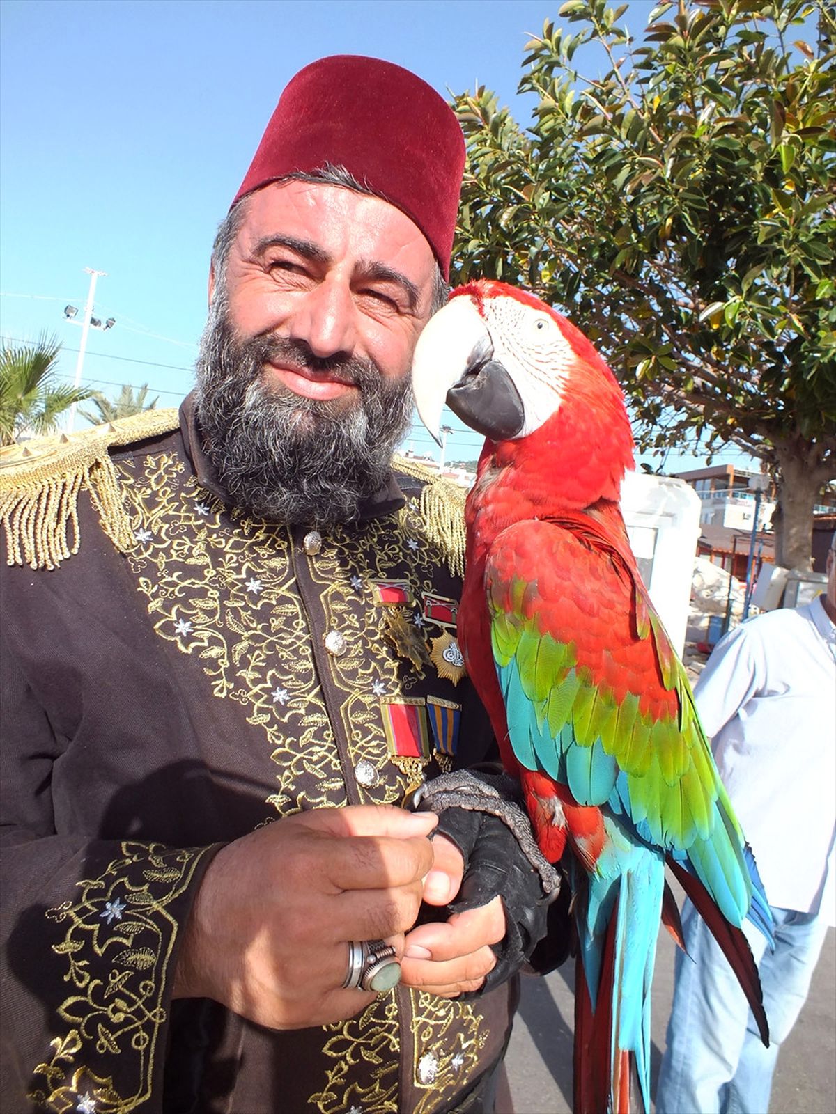 Padişah Kostümlü Dizi Oyuncusu İlgi Gördü